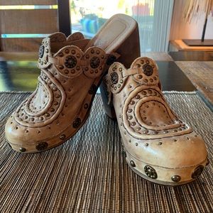 Size 37 Miz Mooz studded leather clogs. Vintage.